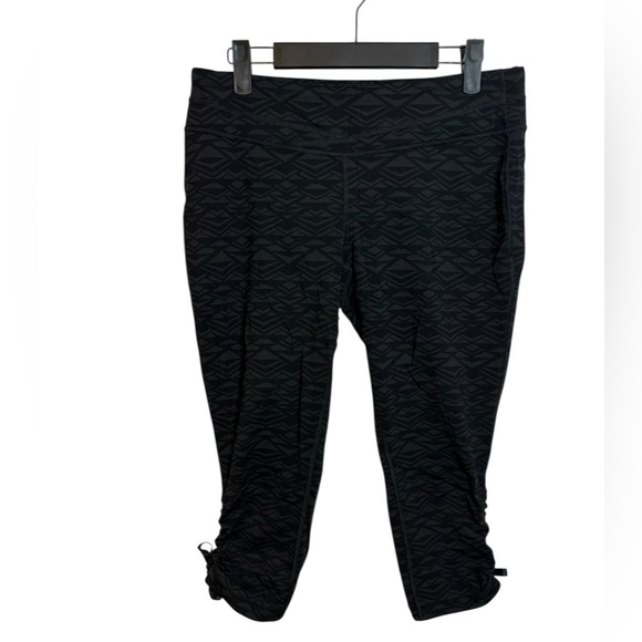 Lucy Active Geometric Cinched Cropped Leggings - Picture 1 of 4